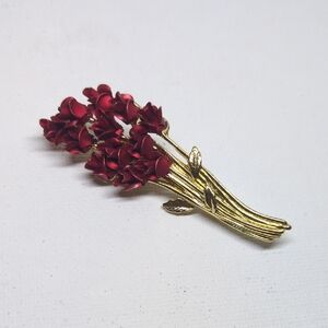 Chic Floral Brooch in Red and Gold